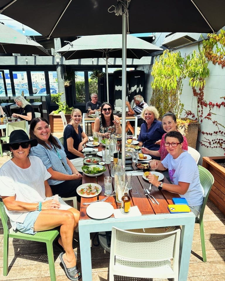 Friends on the plateau, Taupō town
