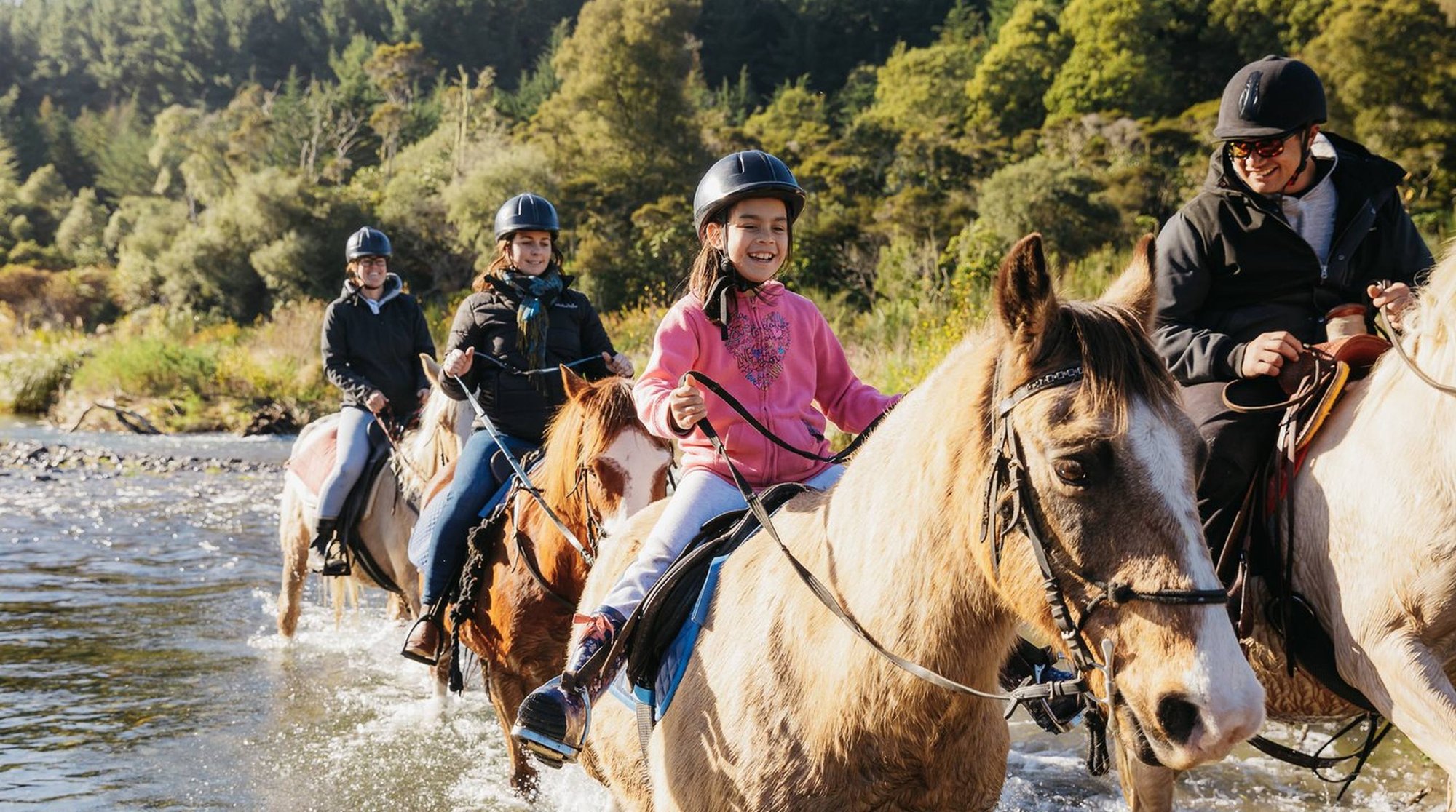 2504_img_turangi_korohe_horse_treks_family_friendly_group_family_freindly_riding_river_large_2580x1440