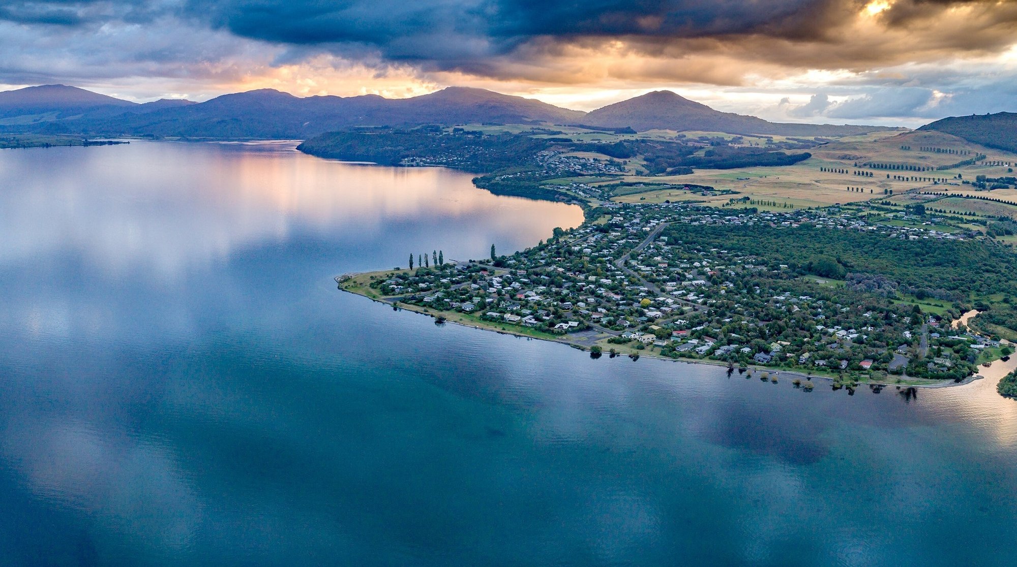 2504_img_turangi_kurata_scenic_souhern_lake_settlement_sunset_glassy_lake_large_2580x1440