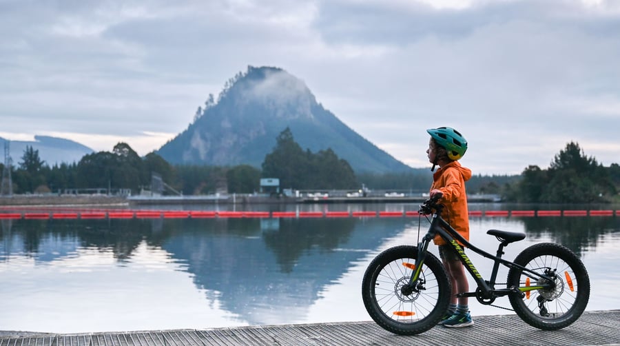 2505_img_taupo_rengion_waikato_river_trails_southern_rides_atiamauri_family_friendly_kid_with_bike_on_piet_lake_outdooes_kid_large_2580x1440