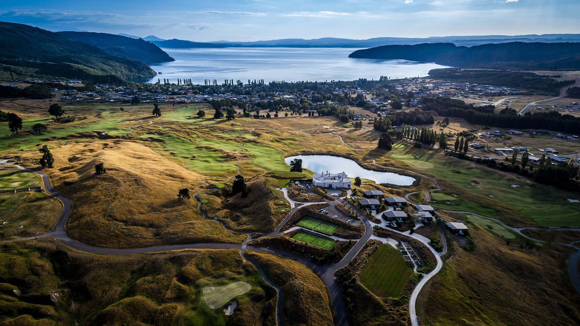 2504_img_kinloch_manor_the_kinloch_club_drone_footage_view_of_golf_course_lake-1