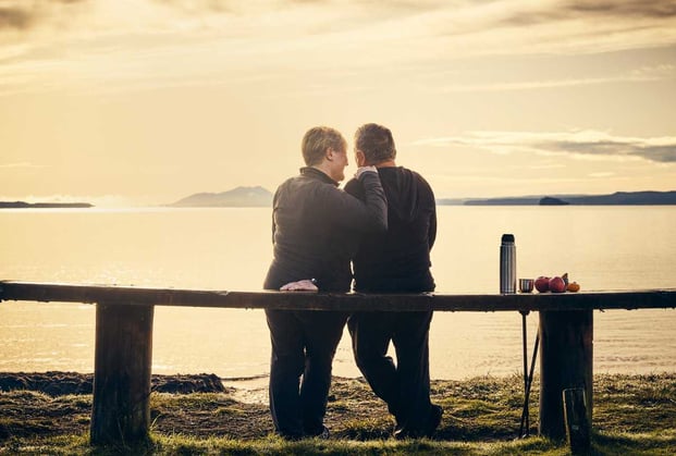 2504_img_turangi_pukawa_bay_scenic_loving_couple_sunset_sitting_on_beanch_romantic_todd_eyre_lakeside_settlement