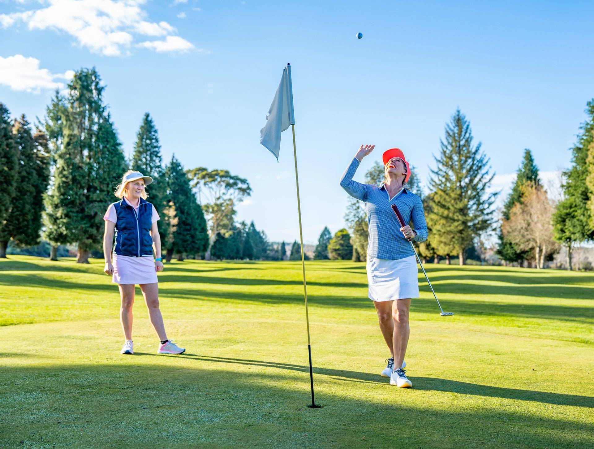 2505_img_mangakino_golf_club_two_ladies_playing_gold_winter_relaxing_sport