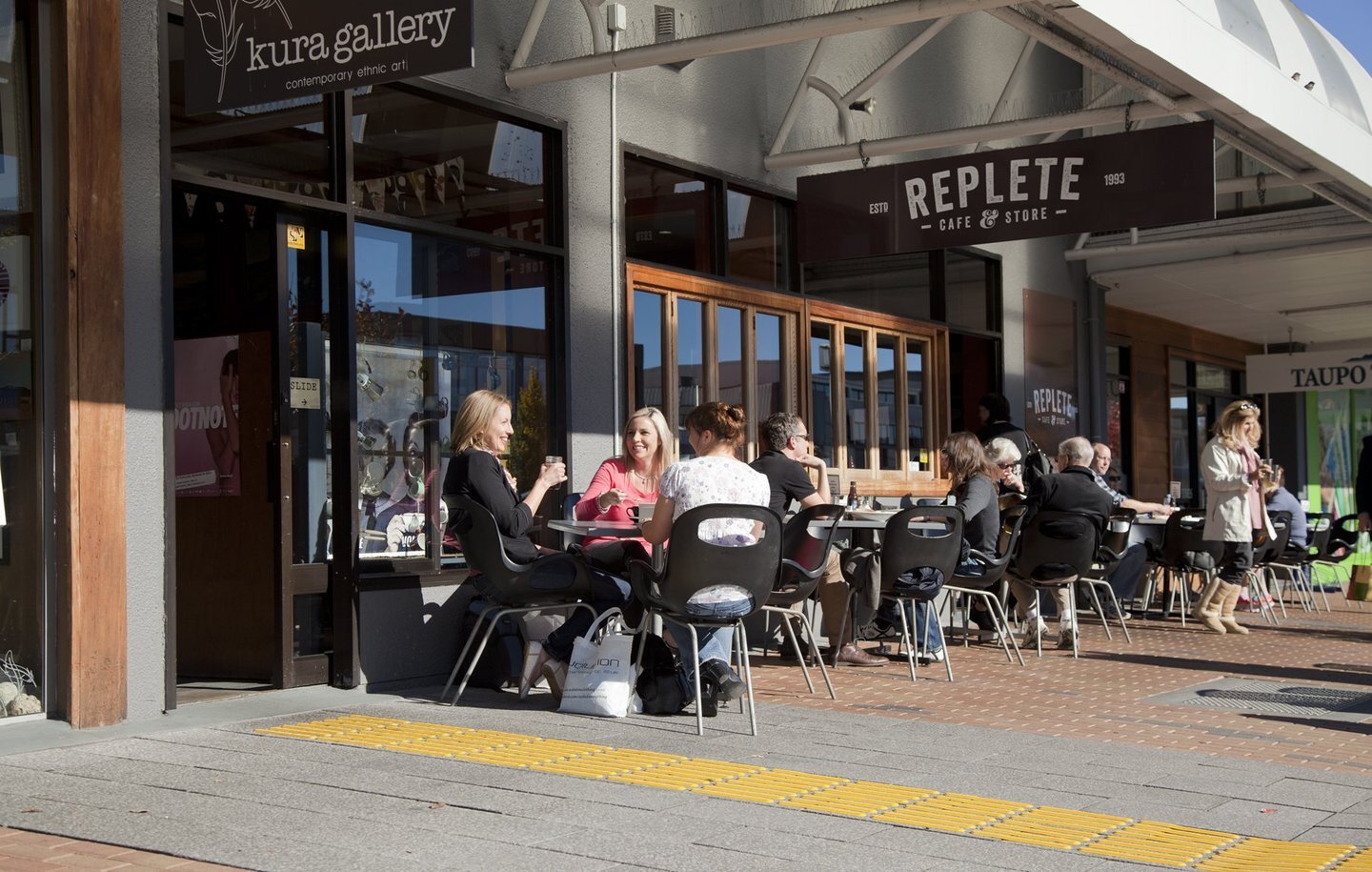 2506_taupo_town_replete_cafe_friends