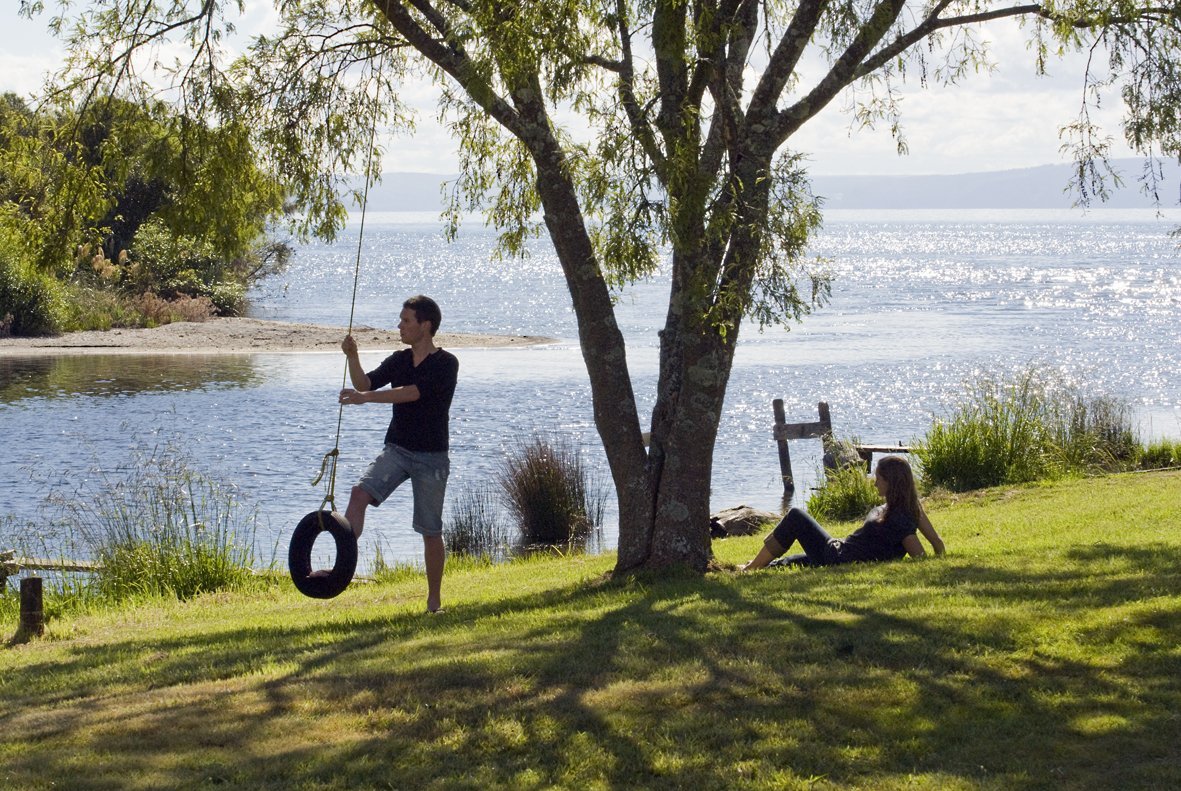 Kuratau-ropeswing-couple-lake