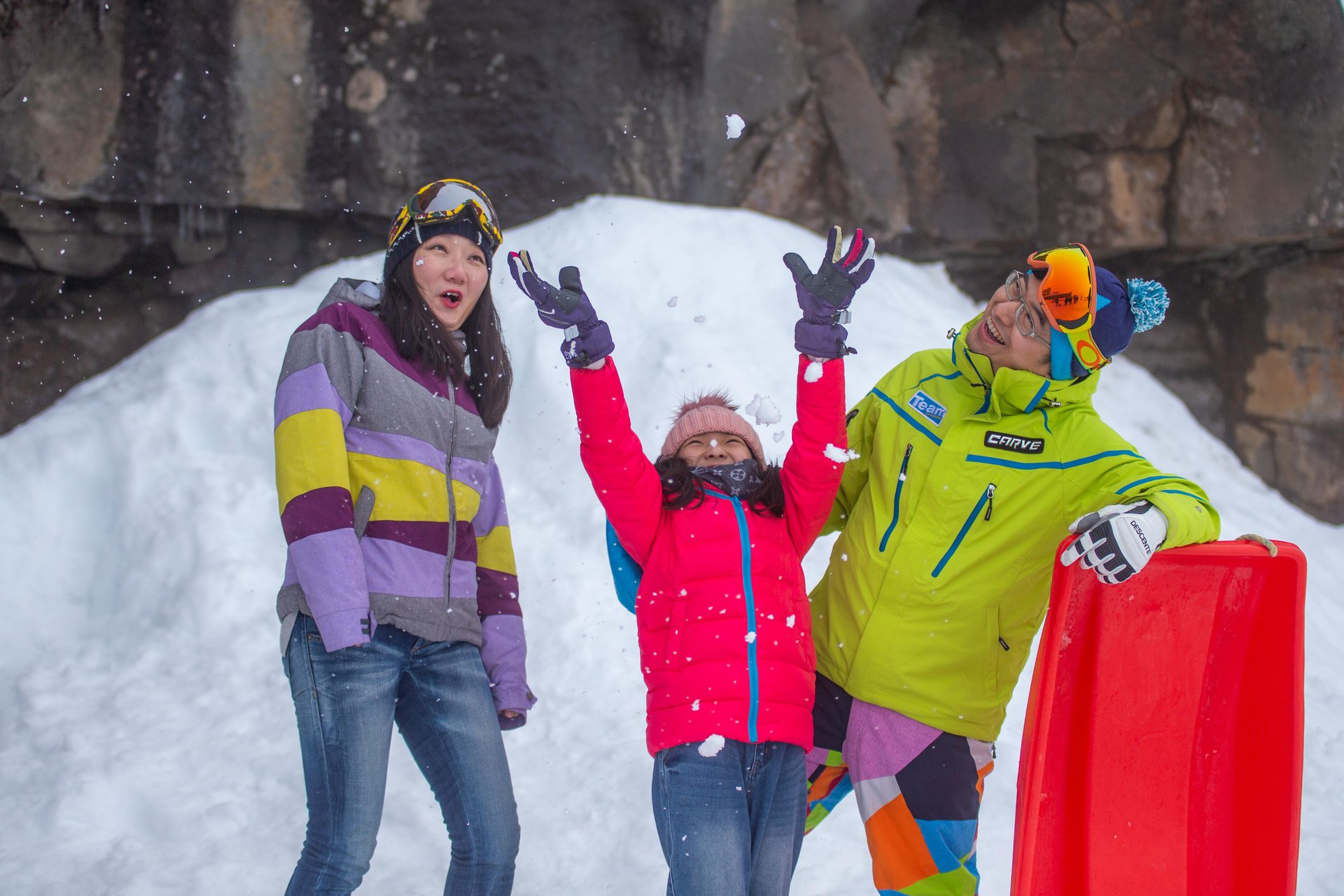 Ruapehu-Sledding-Whakapapa-family-spring-snow
