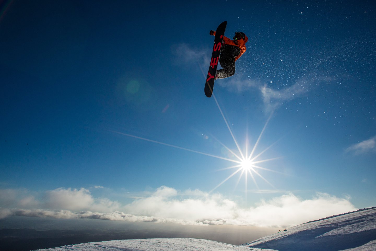 2506_IMG_ruapehu_whakapapa_snowboarding_man_jumping_snowboarding_sunny