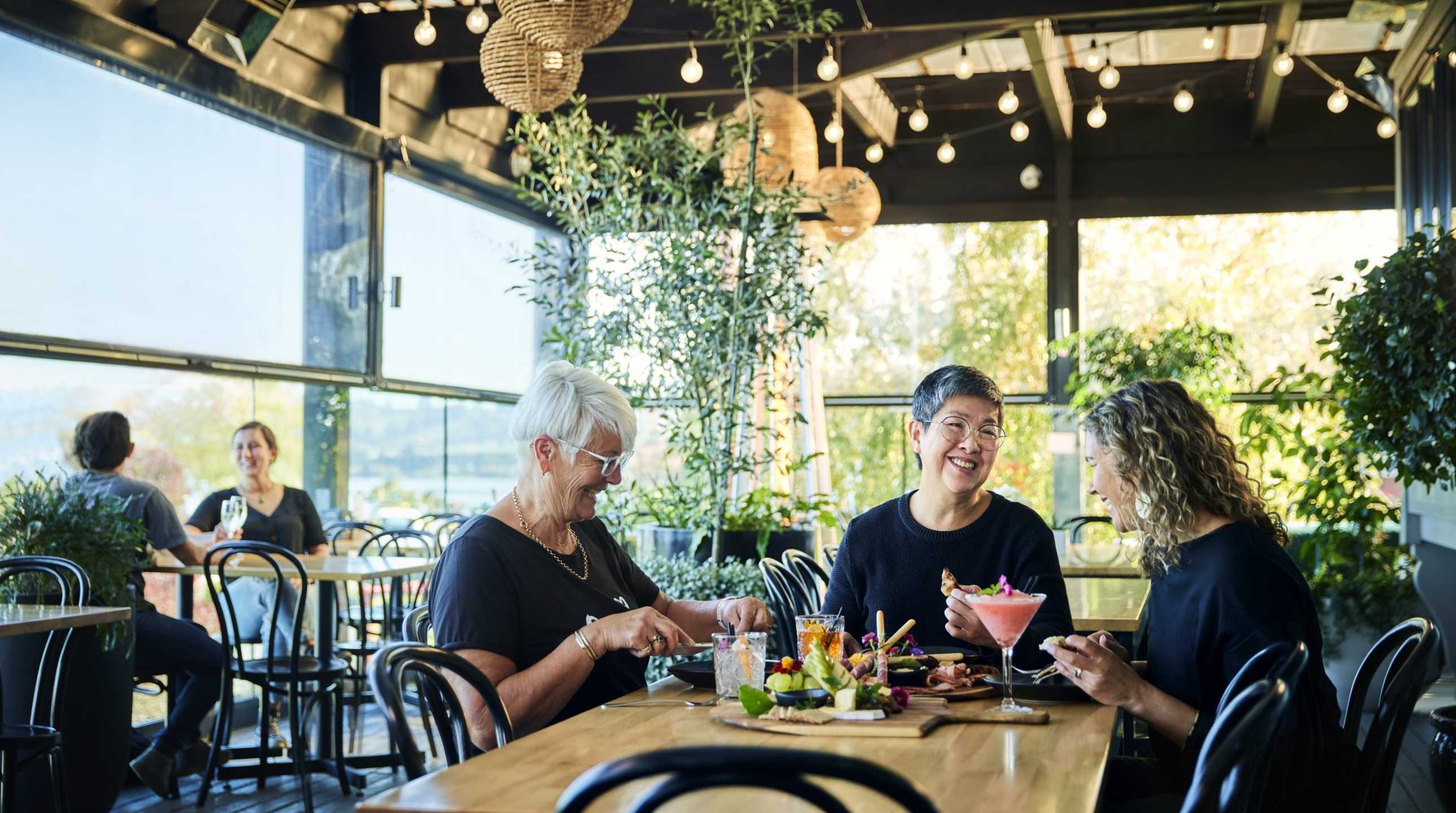 2505_img_taupo_town_lionels_eat_drink_ladies_at_tabel_with_food_and_drink_resturant_large_2580x1440