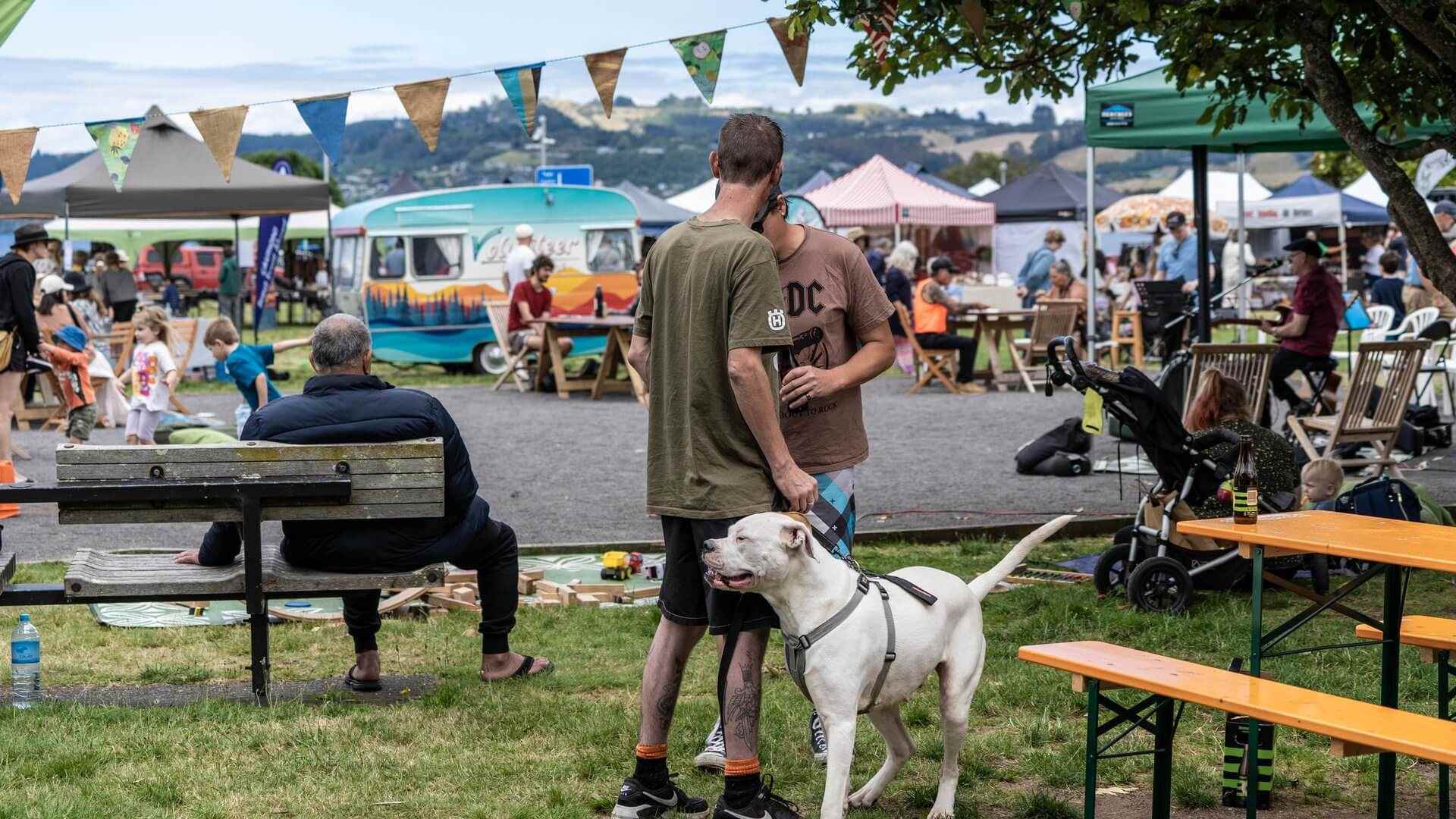 2504_img_taupo_town_market_central_art_culture_shopping_dog_family_friendly_eat_drink_sunny_day