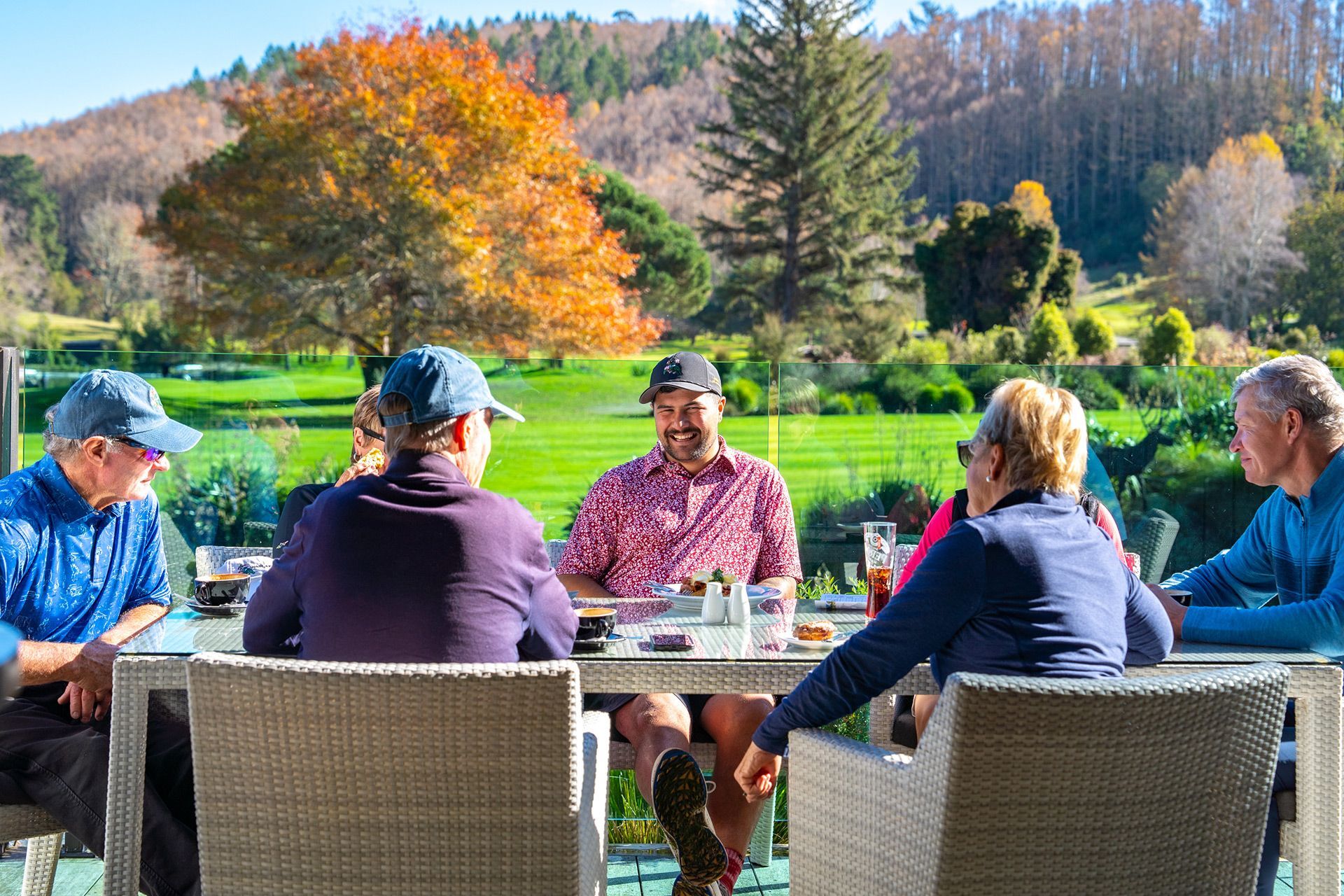 2504_img_taupo_town_wairakei_golf_sanctuary_group_firends_relaxing_at_table_eat_drink_autumn_ricky_robinson