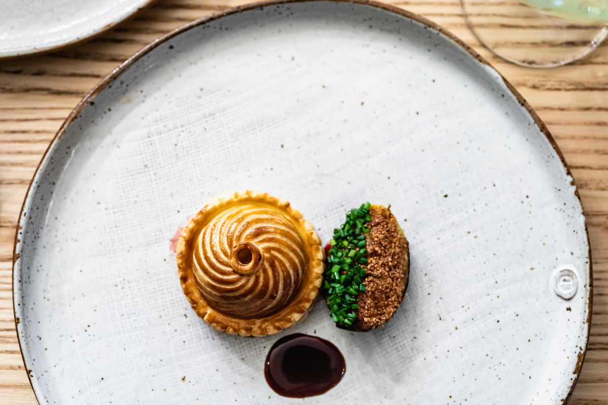 2505_img_taupo_town_embra_hatted_resturant_quirky_pottery_beff_wellington_plate_art_culture_eadt_drink