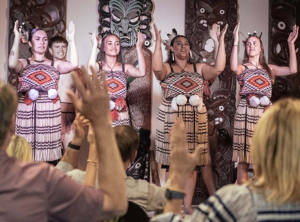 2505_img_taupo_town_haka_shop_art_culture_maori_experience_singing