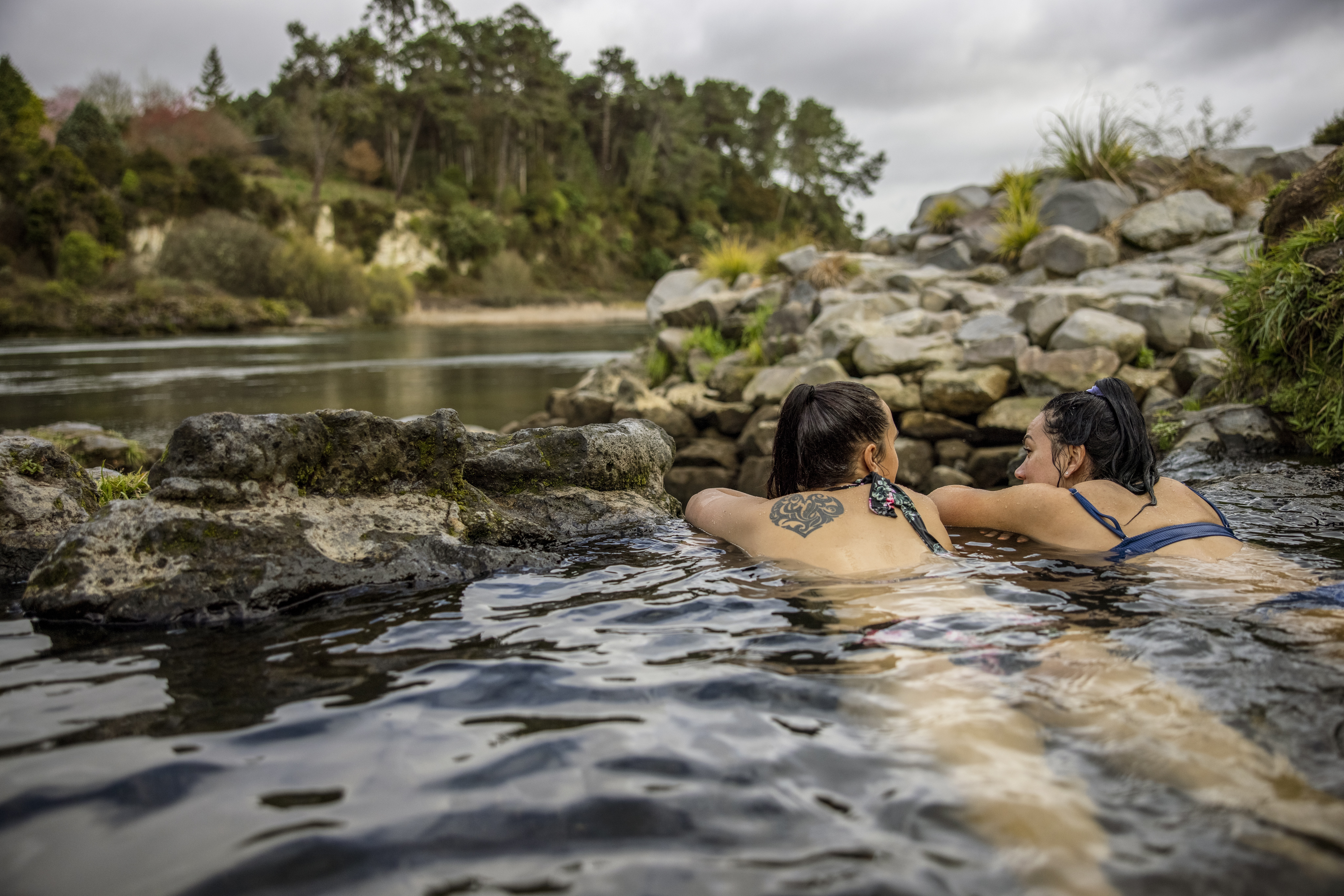 2505_img_taupo_town_otumuheke_spa_park_geothermal_scenic_miles_holden_two_ladies_river_side_in_hot_pool