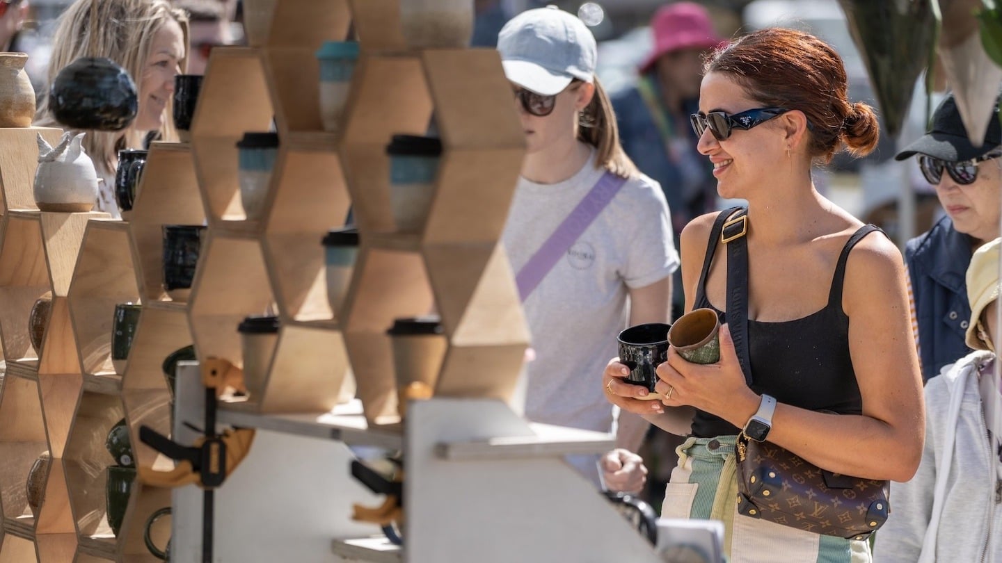 What is the Sunday market like at the Taupō lakefront?